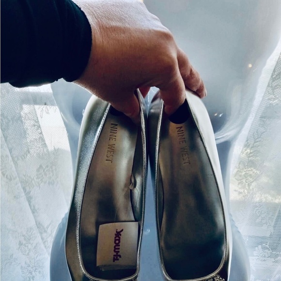 Nine West Silver Women’s Point Toe dress Flats with rhinestone buckle new! 8 - Picture 2 of 2